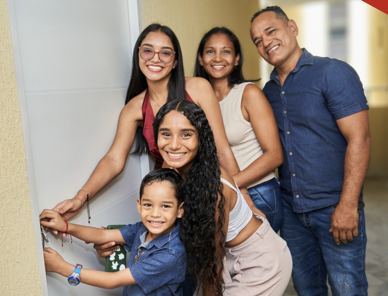 Familia durante experiencia de entrega de vivienda ACF